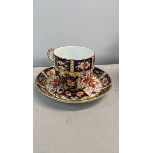 453 - A mixed lot of ceramics to include a Royal Crown Derby cup and saucer, a set of five coffee cups and... 