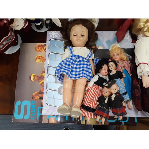 381 - Late 20th century collectors dolls, mainly on stands, together with dolls of the World and other ite... 