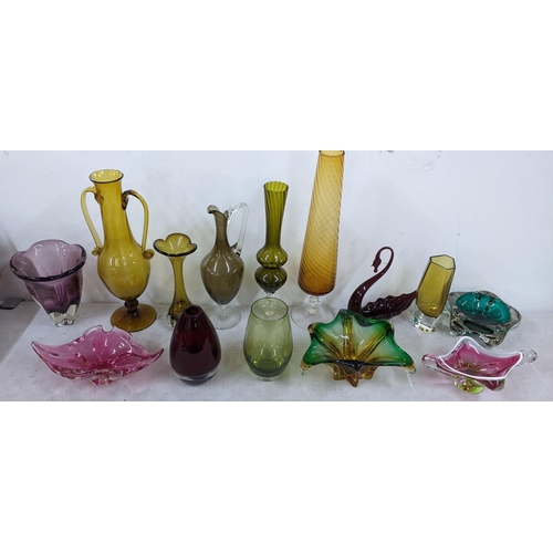 432 - Mid 20th century glassware, studio art glass vases, bowls to include a model swan, Murano bowls and ... 