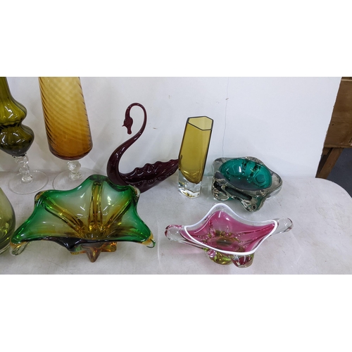 432 - Mid 20th century glassware, studio art glass vases, bowls to include a model swan, Murano bowls and ... 