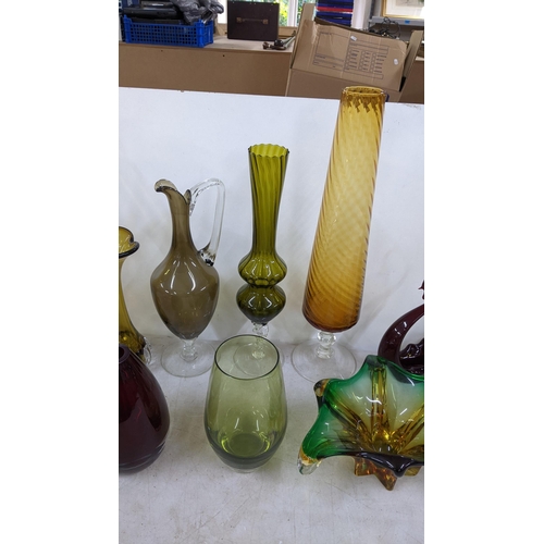 432 - Mid 20th century glassware, studio art glass vases, bowls to include a model swan, Murano bowls and ... 