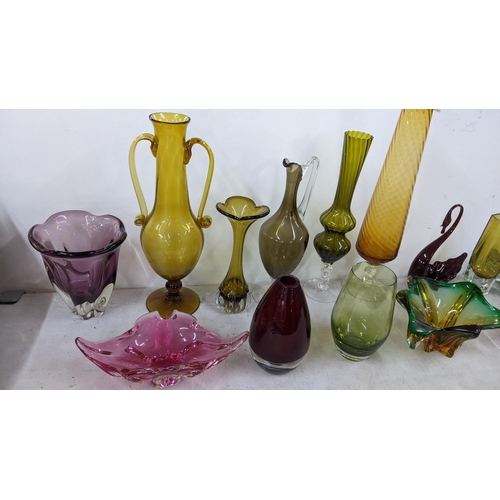 432 - Mid 20th century glassware, studio art glass vases, bowls to include a model swan, Murano bowls and ... 