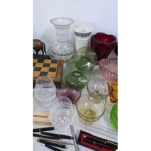 433 - A mixed lot to include a chess set, glassware, pens, Wedgwood vase, treen carving and other items
Lo... 