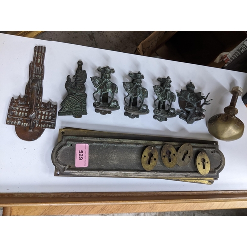 529 - A selection of Edwardian brass door furniture to include six bedroom door knockers comprising Judy f... 