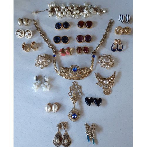 29 - A quantity of late 20th Century and later costume jewellery to include an Italian Particolari brushe... 