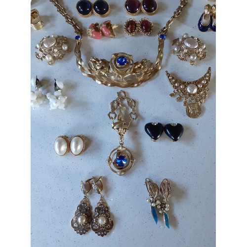 29 - A quantity of late 20th Century and later costume jewellery to include an Italian Particolari brushe... 
