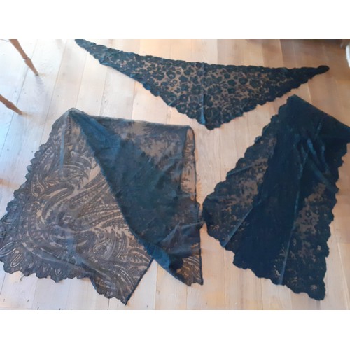 45 - A group of vintage lace to include a large white shawl having a machine made button mesh ground with... 