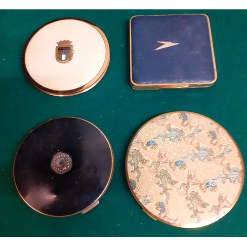 67 - A quantity of vintage compacts to include BOAC, Stratton and Vogue examples, small collectables to i... 