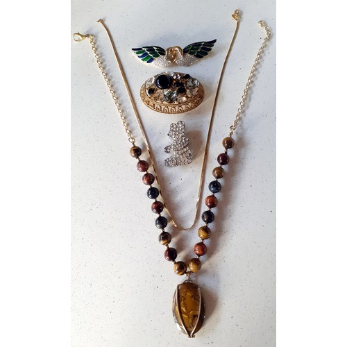 59 - A small quantity of costume jewellery to include a tigers eye necklace on gold tone chain, a modern ... 
