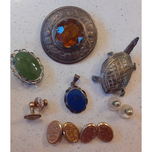 113 - A small quantity of vintage costume jewellery and other items to include a pair of 9ct gold engraved... 