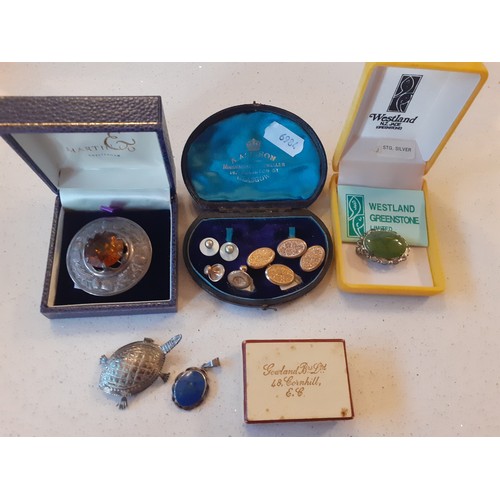 113 - A small quantity of vintage costume jewellery and other items to include a pair of 9ct gold engraved... 