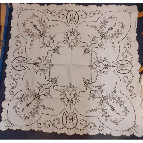 120 - A quantity of vintage table linen to include a Madeira beige and ecru cutwork tablecloth 46