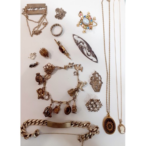 75 - A quantity of vintage fashion jewellery to include an Aurora Borealis necklace, 2 silver ingots on s... 