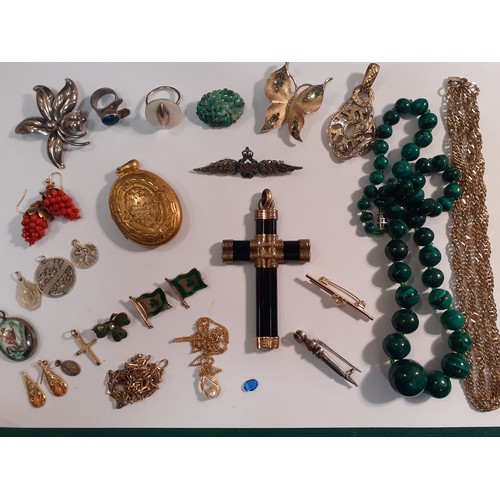 74 - A quantity of vintage costume jewellery to include early 20th Century items, a malachite bead neckla... 