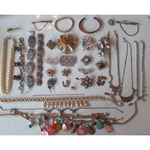 78 - Mixed costume jewellery to include a pair of 9ct gold cufflinks stamped 375, 5.07g, a short yellow m... 