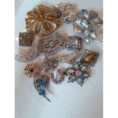 78 - Mixed costume jewellery to include a pair of 9ct gold cufflinks stamped 375, 5.07g, a short yellow m... 