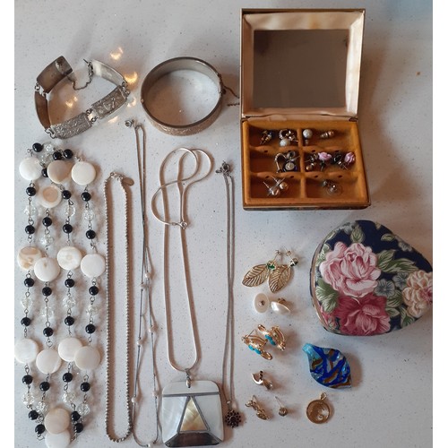 79 - A quantity of costume jewellery to include a late 20th Century Trifari faux pearl twist necklace, a ... 