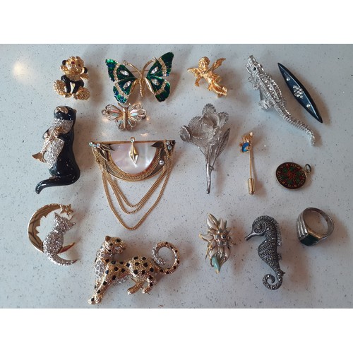 79 - A quantity of costume jewellery to include a late 20th Century Trifari faux pearl twist necklace, a ... 