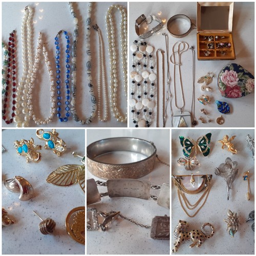 79 - A quantity of costume jewellery to include a late 20th Century Trifari faux pearl twist necklace, a ... 