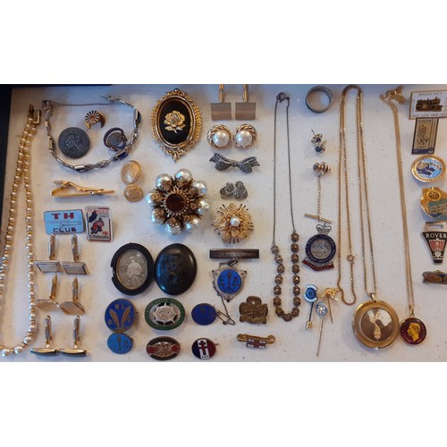 81 - A quantity of costume jewellery to include a pair of 9ct gold and sapphire pierced earrings stamped ... 