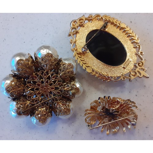 81 - A quantity of costume jewellery to include a pair of 9ct gold and sapphire pierced earrings stamped ... 