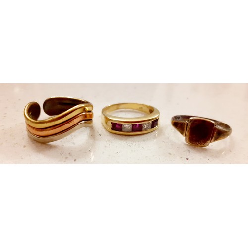 84 - A group of 8 modern dress rings to include a silver gilt ladies signet ring and a yellow metal ring ... 