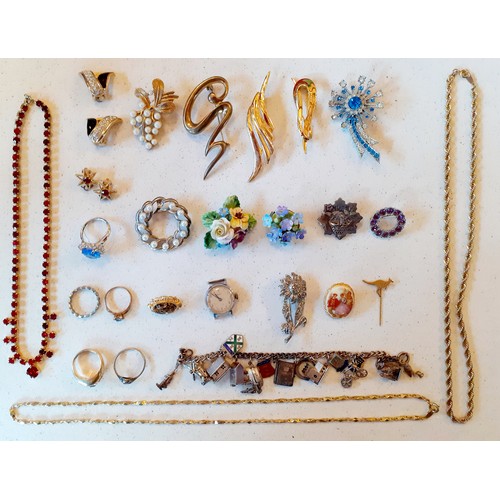 121 - Vintage brooches to include a Hollywood gold tone and faux pearl example, a Victorian silver brooch ... 