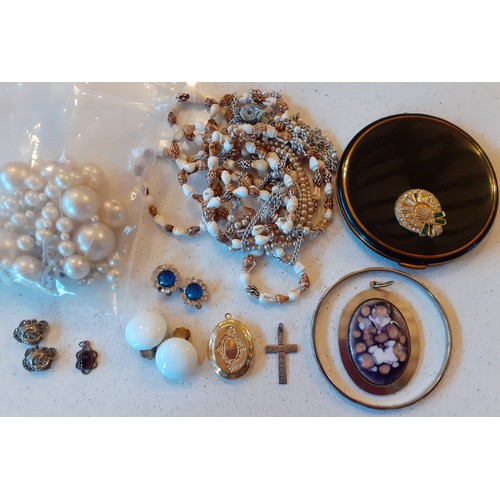 121 - Vintage brooches to include a Hollywood gold tone and faux pearl example, a Victorian silver brooch ... 