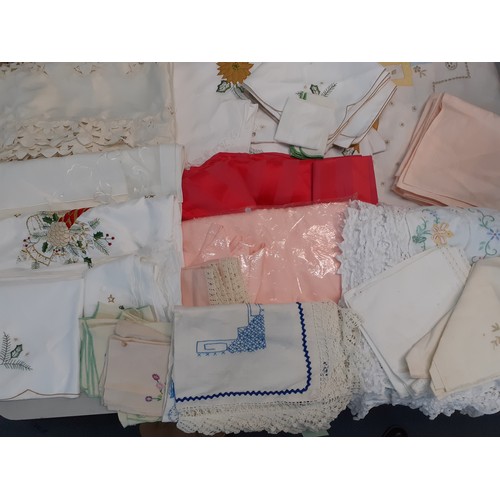 125 - A quantity of vintage table linen, mainly 1950's -1980's to include napkins. Location:RAF