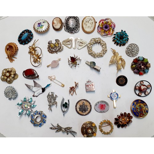 136 - A quantity of vintage costume jewellery to include a 9ct gold bar brooch, total weight 1.4g, a silve... 