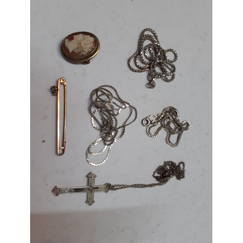 136 - A quantity of vintage costume jewellery to include a 9ct gold bar brooch, total weight 1.4g, a silve... 