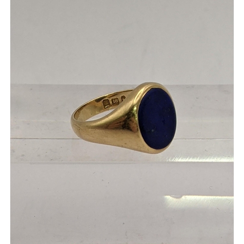 147 - A George V 18ct yellow gold signet ring et with an oval blue stone plaque, Sheffield 1925, numbers m... 