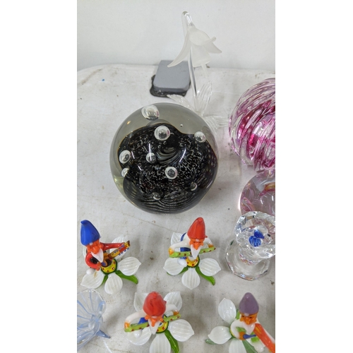 336 - Mixed glass to include four paperweights to include Caithness Optix Scotland and others together wit... 