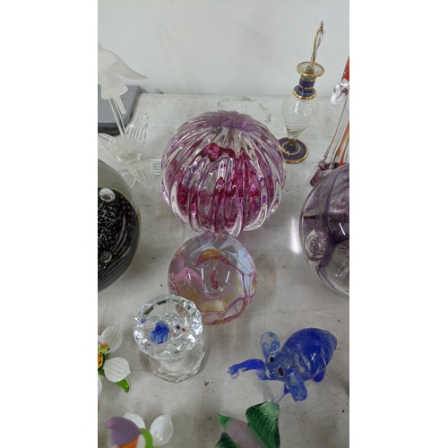 336 - Mixed glass to include four paperweights to include Caithness Optix Scotland and others together wit... 