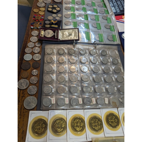 7 - A quantity of mostly British post-1947 and decimal coinage to include commemorative Crowns, 1951, Ch... 