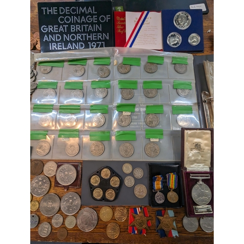 7 - A quantity of mostly British post-1947 and decimal coinage to include commemorative Crowns, 1951, Ch... 