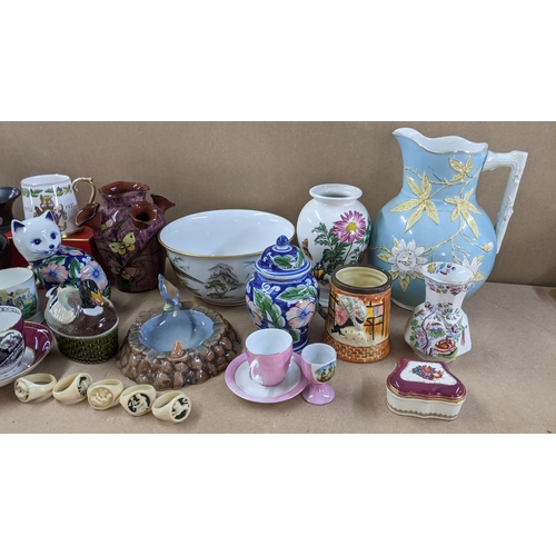 30 - A mixed lot to include Franklin porcelain limited edition bowl, Victorian wash jug, Bakelite napkin ... 