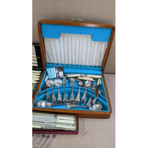 33 - A mixed lot of cutlery to include a canteen of silver plated Kings pattern cutlery together with six... 