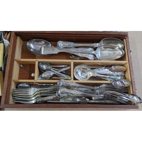 34 - A selection of loose cutlery to include a set of Kings pattern cutlery and other items
Location:RAB