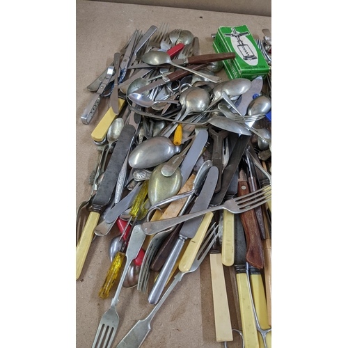 34 - A selection of loose cutlery to include a set of Kings pattern cutlery and other items
Location:RAB