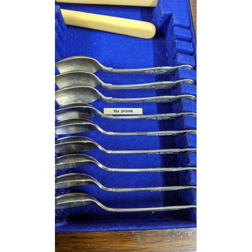 338 - A canteen of silver plated Kings pattern style cutlery and flatware for twelve in an oak case
Locati... 