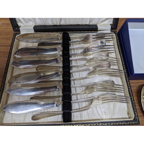 323 - A selection of silver and silver plated items to include a Port and Sherry wine table set, Birmingha... 