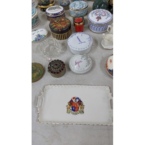 342 - A selection of various trinket boxes Limoges porcelain trinkets, a black lacquered box having a pain... 