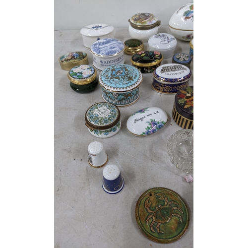 342 - A selection of various trinket boxes Limoges porcelain trinkets, a black lacquered box having a pain... 