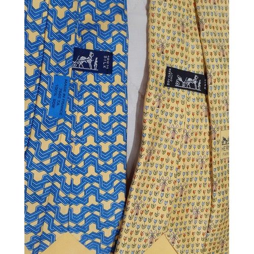 138 - Hermes-A yellow and blue silk tie with geometric pattern and branded iconic orange branded box toget... 