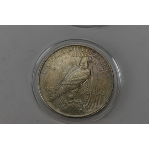 70 - United States of America - 'Morgan' silver Dollar, dated 1887, along with a 1922 'Peace' Dollar toge... 