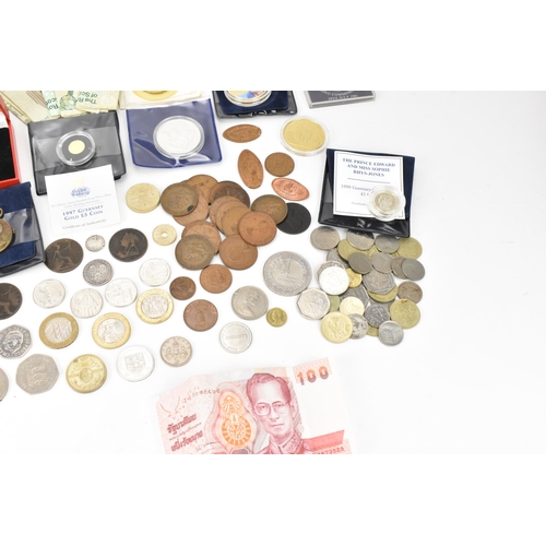 85 - A mixed lot of British and world coins to include a 24ct gold 1/25 oz 1997 golden wedding £5 coin, 1... 