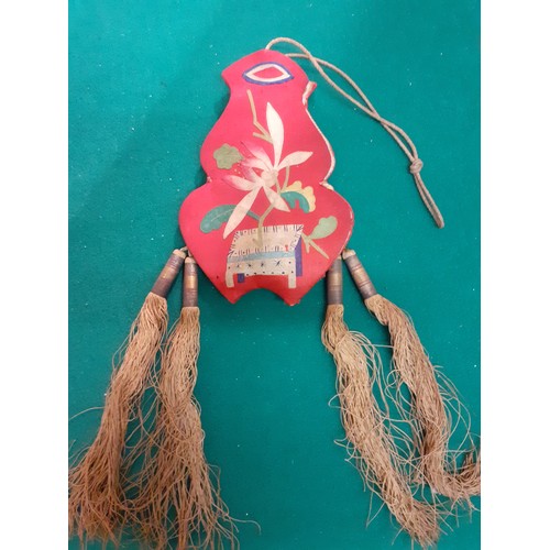 171 - An early 20th Century Chinese silk embroidered snuff bottle pouch with 4 tassels. Location:RWB