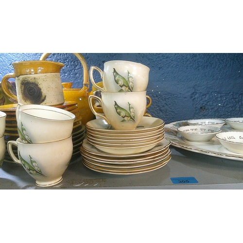 305 - Mixed ceramics and studio pottery to include a Passover dish set, a part tea set and other items
Loc... 