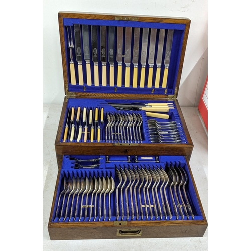 410 - A canteen of silver plated Kings pattern style cutlery and flatware for twelve in an oak case
Locati... 